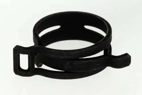 Schwarz lackierte Schlauchschelle von Bosch mit Öffnungen und einem Hebel zum Festziehen, geeignet für die Befestigung von Schläuchen.